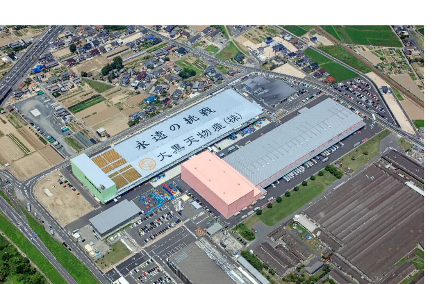 岡山にある物流RMセンターでは、店舗への商品の配送や商品の製造などを行っています。
外観には社長の心意気が刻まれています。